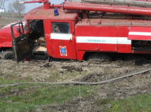 Российские пожарные застряли в грязи. © Фото с сайта moe-online.ru