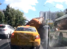 В Москве взорвался автомобиль-ассенизатор. © Скриншот из видео