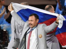 Андрей Фомочкин несет флаг России в Рио. © Фото Reuters