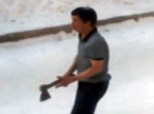 Пьяный новокузнечанин с топором. © Скриншот из видео