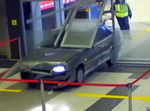 Автогонки в терминале аэропорта Казань. © Скриншот из видео