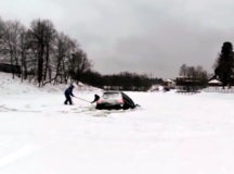 Россиянина вытаскивают из тонущего внедорожника. © Скриншот из видео