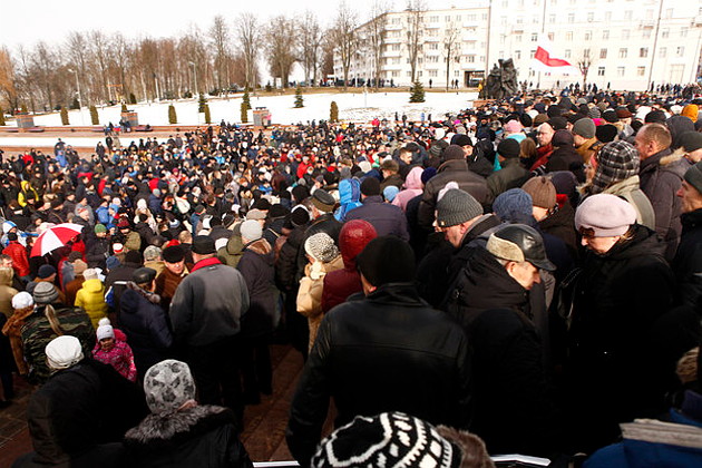 Протестующие на площади Победы в Витебске