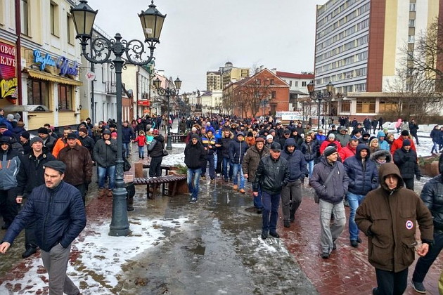 "Тунеядцы" идут по ул. Советской в Бресте