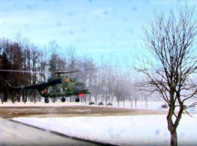 Посадка военного вертолета в Парке Победы. © Скриншот из видео