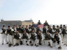 Американские солдаты сфотографировались на фоне русского Ивангорода. © Фото из Twitter