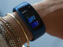 "Умный браслет" Samsung Gear Fit2. © Фото - The Daily Mail