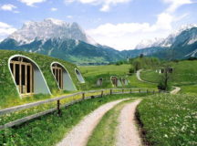 Посёлок из "норок хоббитов". Фото с сайта greenmagichomes.com