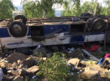 Перевернувшийся в Забайкалье автобус. © Фото из твиттер-аккаунта @ZabToday