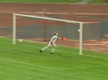 Вратарь "Витебска" ничего не смог поделать против коллеги. © Скриншот из видео