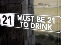 В США запрет спиртного до 21 года повсеместен. © Фото с сайта etsystatic.com