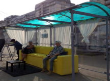 Диван на остановке в Уручье. © Фото из Twitter