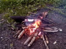 Дети бросили аэрозольный баллон в костер. © Скриншот из видео YouTube