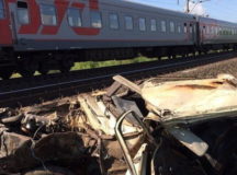 Автомобиль после столкновения с поездом. © Фото - пресс-служба СК РФ