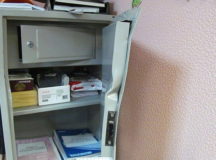 Сейф, вскрытый налетчиками в бзнес-центре. © Фото - пресс-служба ГКСЭ Беларуси