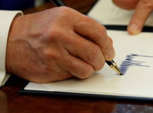 Дональд Трамп подписал пакет антироссийских санкций. © Фото с сайта CNN.com