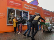 Павильон AliExpress на рынке в России. © Фото с сайта yaplakal.com