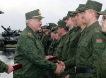 Лукашенко вручил награды отличившимся на учениях военным. © Фото - пресс-служба президента