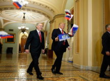 В Дональда Трампа бросили российские флажки. © Фото Reuters