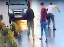 В момент убийства прохожие отворачивались. © Скриншот из видео