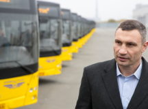 Мэр Киева Виталий Кличко доволен автобусами МАЗ. © Фото - пресс-служба КГГА