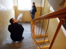 Куришь в подъезде- ходи пешком. © Фото с сайта shtrafyinfo.ru