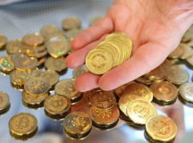 Сувенирные биткоины. © Фото с сайта thickpolicy.media