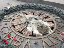 В Киеве зацементировали Вечный огонь. © Фото - Espresso.tv