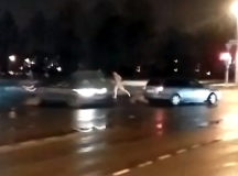 Голый наркоман на проезжей части. © Скриншот из видео