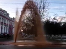 Фонтан из сточных вод в Саратове. © Фото очевидца из Twitter