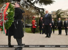 Венок героям Грузии от Александра Лукашенко. © Фото БЕЛТА