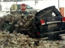 В России крыша авиазавода упала на джип директора