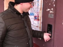 Россиянин вшил в руку чип от домофона (ВИДЕО)