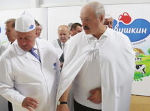Лукашенко на молокозаводе "Савушкин продукт". © Фото - sputnik.by