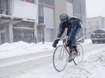 Велосипедисты в Минске уже не редкость и зимой. © Фото с сайта tutknow.ru