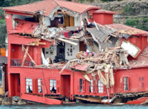 Танкер из России снёс 3-этажный дом в Стамбуле (ВИДЕО)