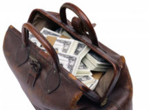 Контролеры, открыв старую сумку, очень удивились. © Фото - "Беларусь Сегодня"