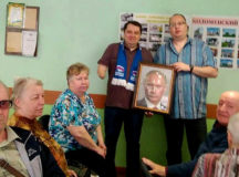 Слепым подарили тактильный портрет Путина. © Фото из аккаунта "Единой России" в Instagram