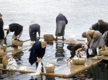 Стирка белья в российской глубинке. © Фото из журнала TIME (США).