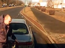 Милиционер в "режиме бессмертия". © Скриншот из видео