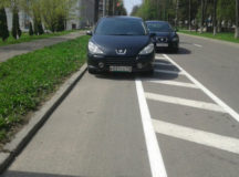 В Полоцке гости из РФ паркуются на велодорожках