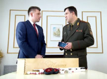 Валерий Вакульчик показал суперзащищенный телефон. © Скриншот из видео