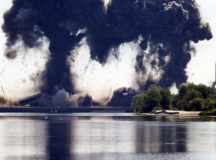 В Беларуси взорвали мост через Припять (ВИДЕО)