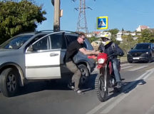 Водитель после наезда схватил непричастного байкера. © Скриншот из видео.