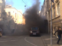 Атака на посольство Латвии в Москве. © Скриншот из видео