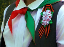 С таким украшением школьница пришла на праздник. © Фото - Геннадий Дубовский