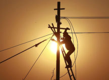 Двое россиян попытались зарядить мобильник от ЛЭП. © Фото с сайта ytimg.com