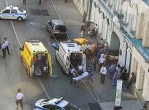 В Москве в толпу фанатов влетело такси (ВИДЕО)