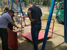 В Пинске сломали качели для детей-инвалидов