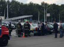 Тело умершего таксиста извлекали спасатели МЧС. © Фото очевидца из Twitter